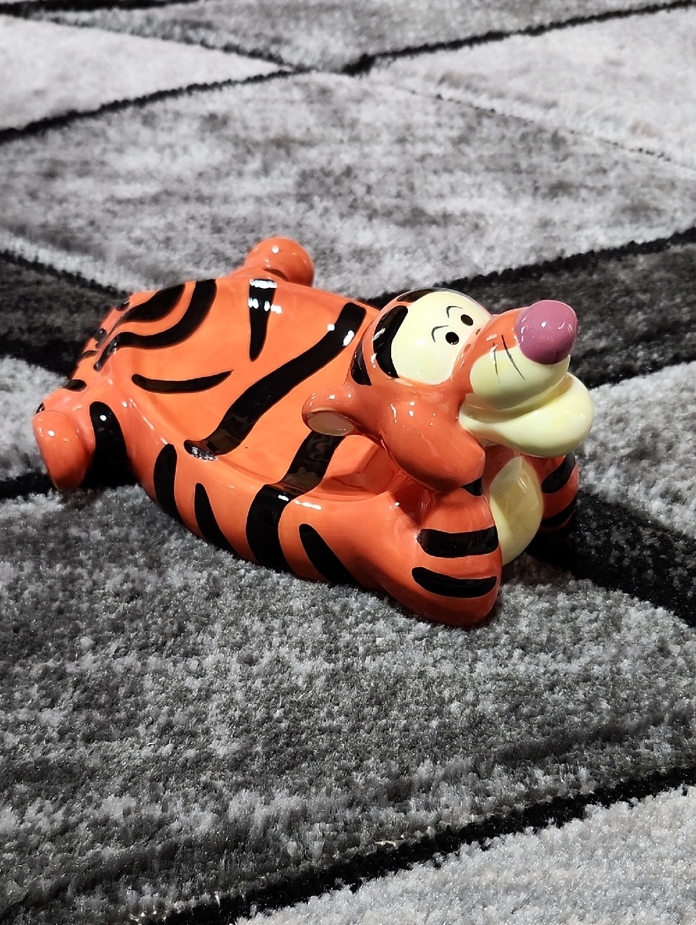 VINTAGE DISNEY HAND-PAINTED 3-D TIGGER CERAMIC SOAP/TRINKET DECOR DISH